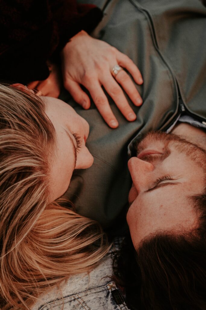 uomo e donna che si abbracciano nel letto e si guardano negli occhi
