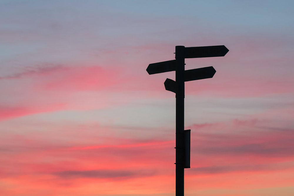 segnali stradali controluce al tramonto