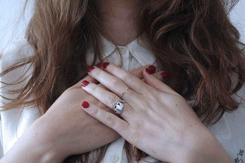Mani di donna che si appoggiano sul petto