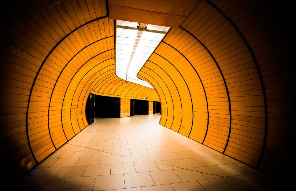 tunnel giallo, con una luce che illumina il corridoio