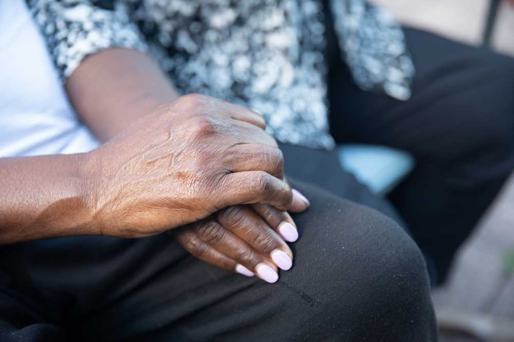 mano di uomo e mano di donna posate uno sull'altra