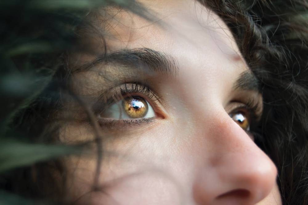 primo piano degli occhi di una donna color marrore