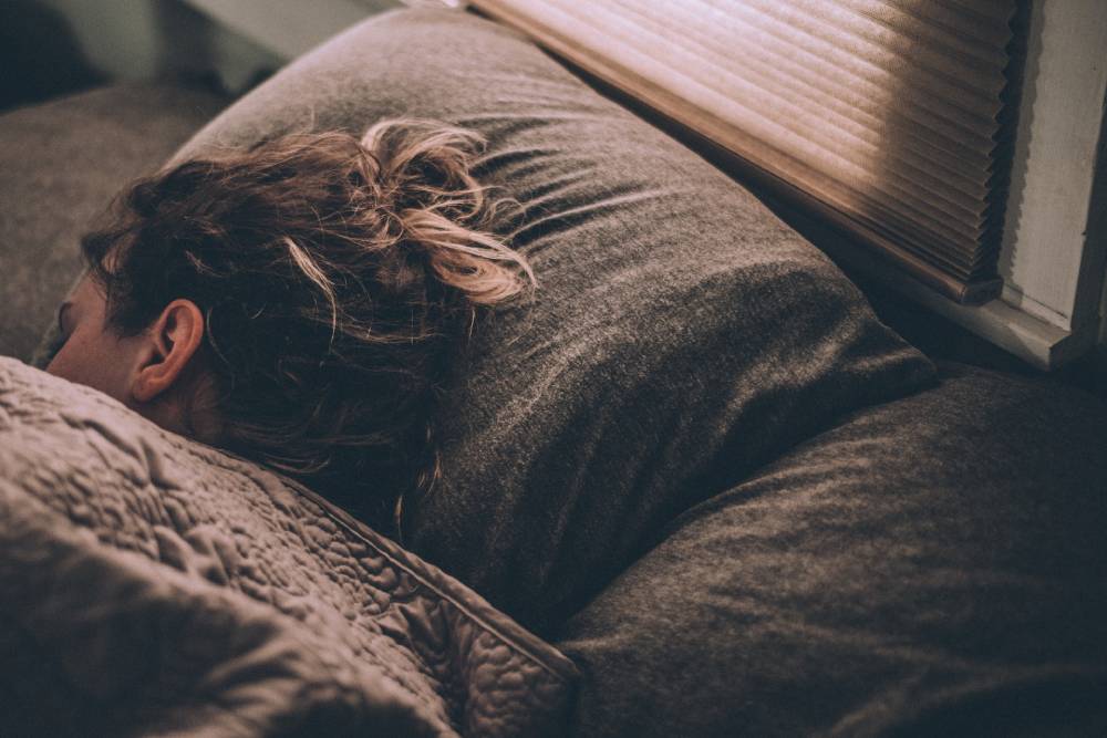 cuscino con testa di donna appoggiata che dorme