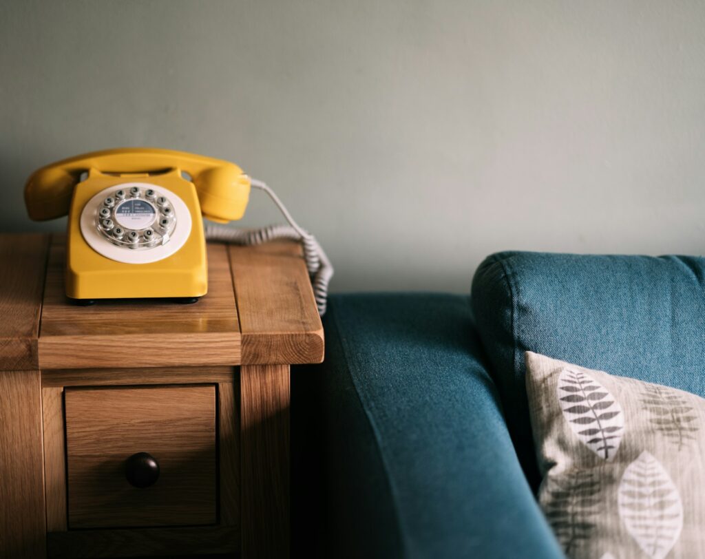 telefono giallo appoggiato su un mobile