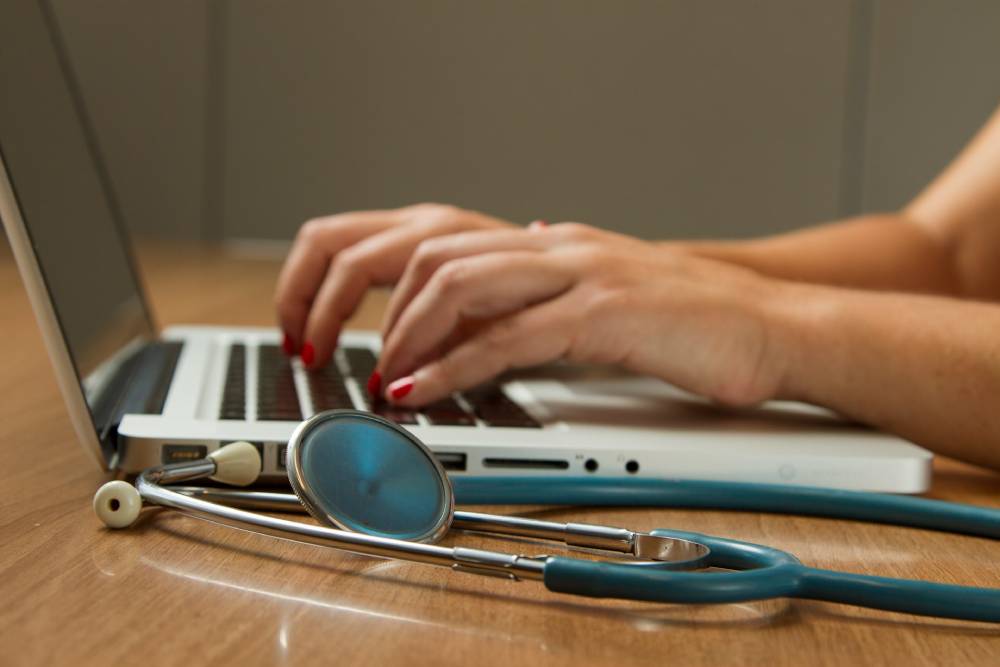 mani che scrivono sulla tastiera del computer