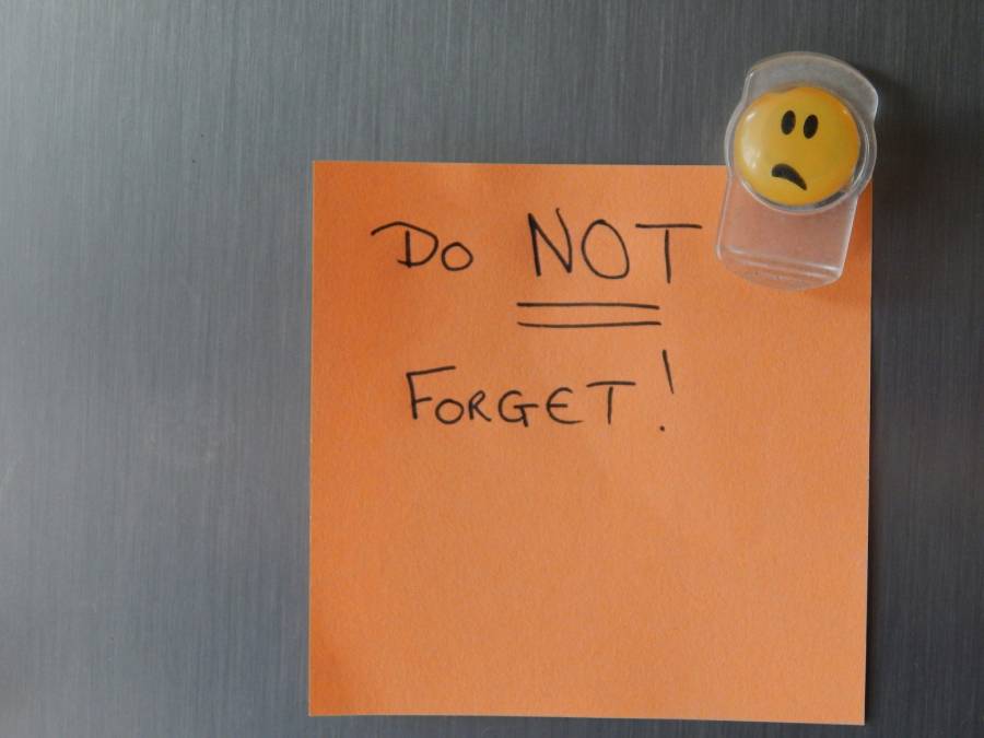 post it arancio con scritto do not forget