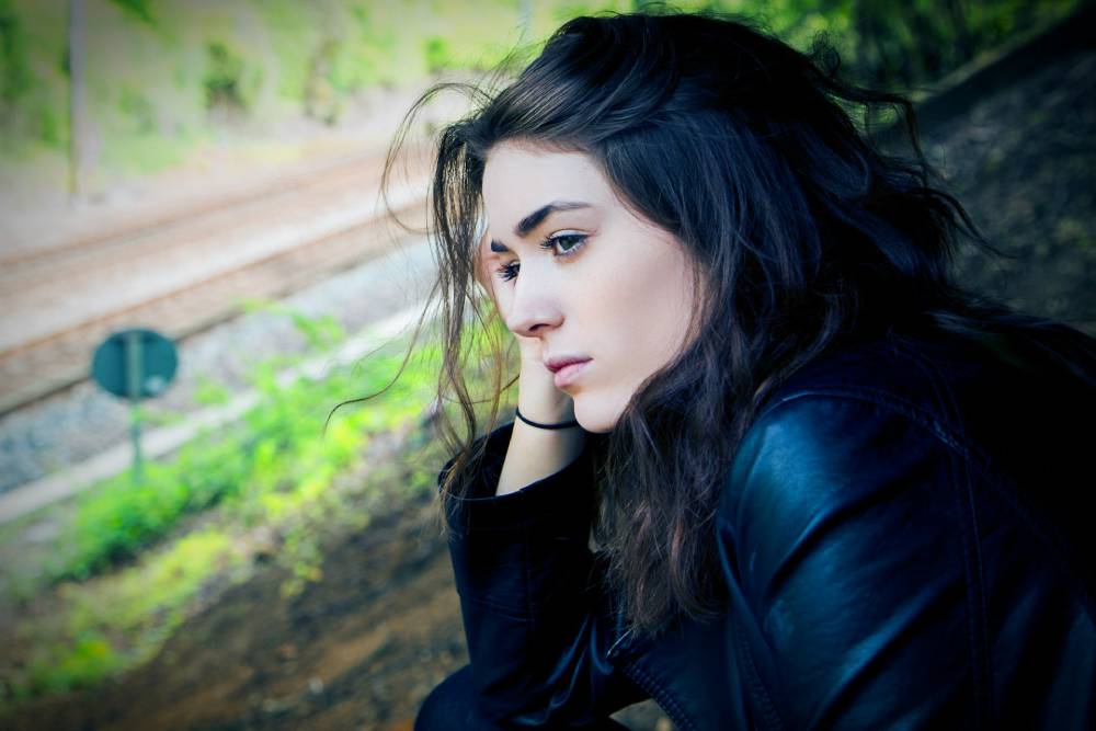 primo piano donna che osserva da un finestrino un paesaggio