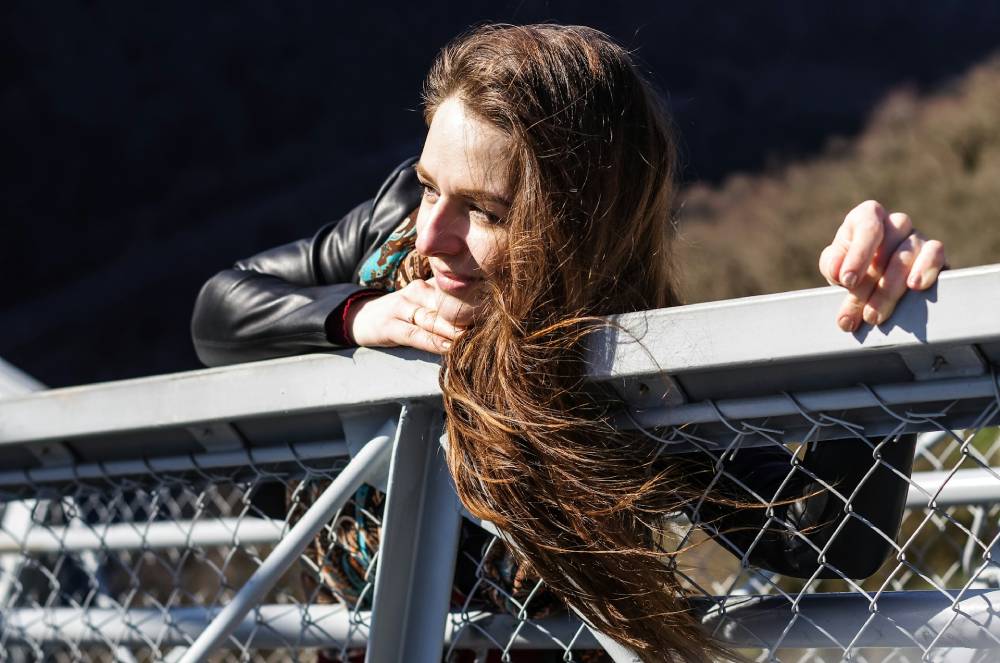donna che appoggia una mano al mento e sorride