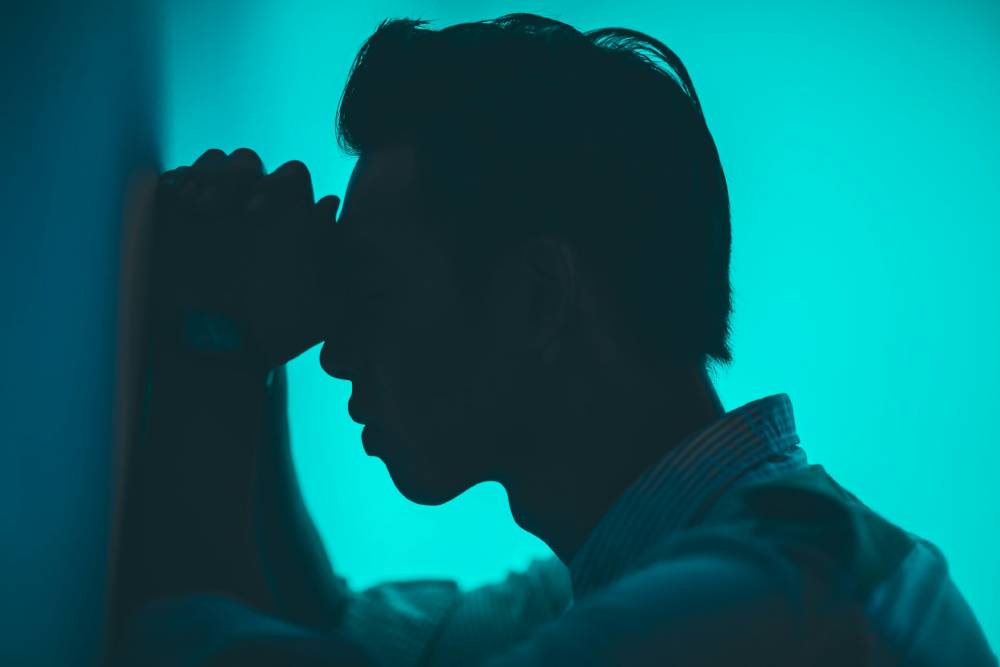 uomo che prova dolore serale e cerca soluzioni