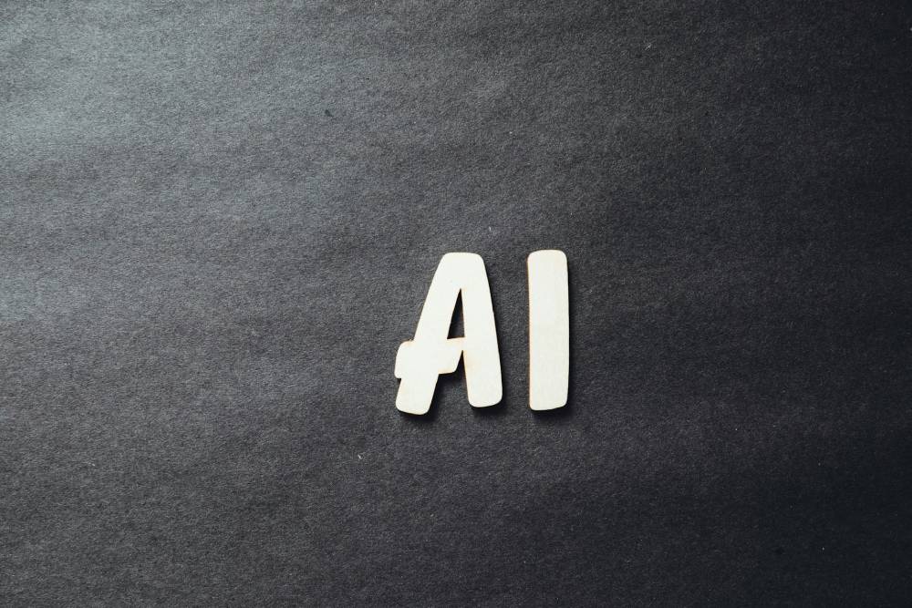 immagine su sfondo nero con scritto AI in bianco