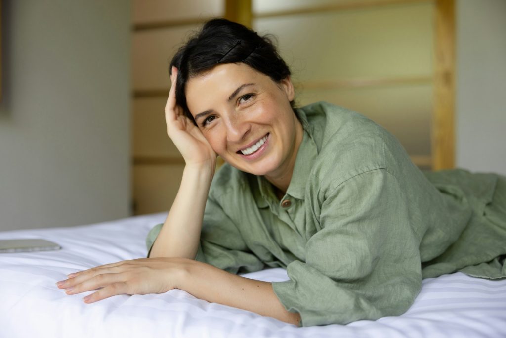 donna in menopausa che è libera dall'ansia e sorride