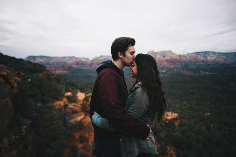 uomo e donna abbracciati che si baciano in fronte